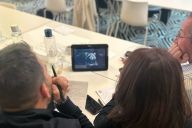 Micro, écran, et fous rires pendant l’atelier doublage cinéma signé MadCityZen. | © MadCityZen